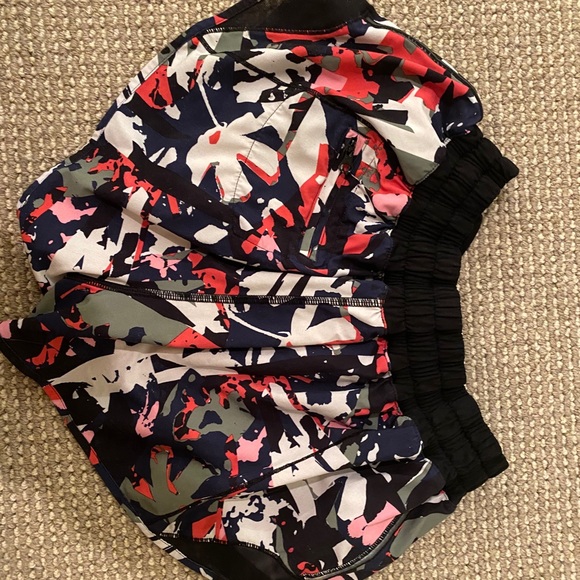 Lululemon hotty hot shorts w/ drawstring - size 6 - Picture 3 of 4